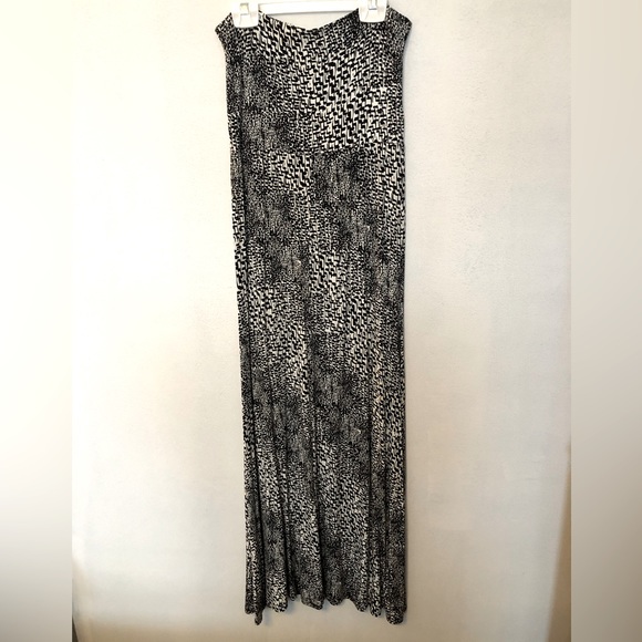 Black and white Maxi dress. Size S. Very soft and comfortable. Barely worn. - Picture 2 of 7